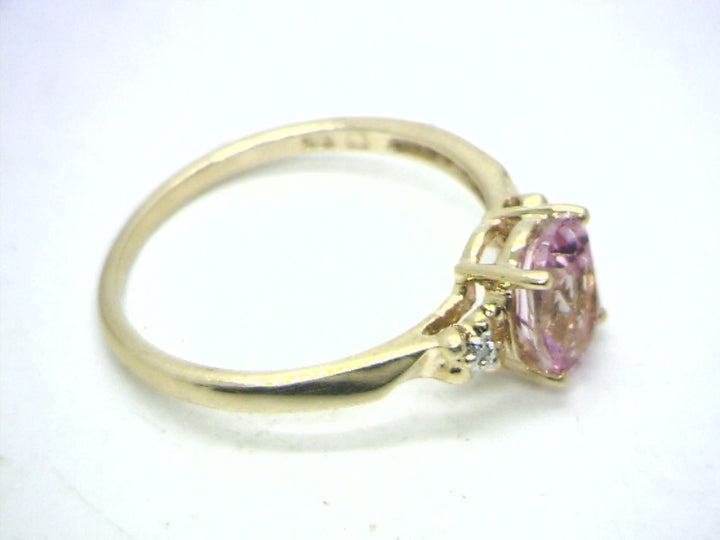 10K Yellow Gold Gemstone ring CTW.