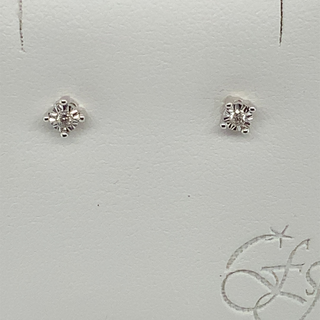 10K White Gold Stud Diamond Earrings 0.04CTW.