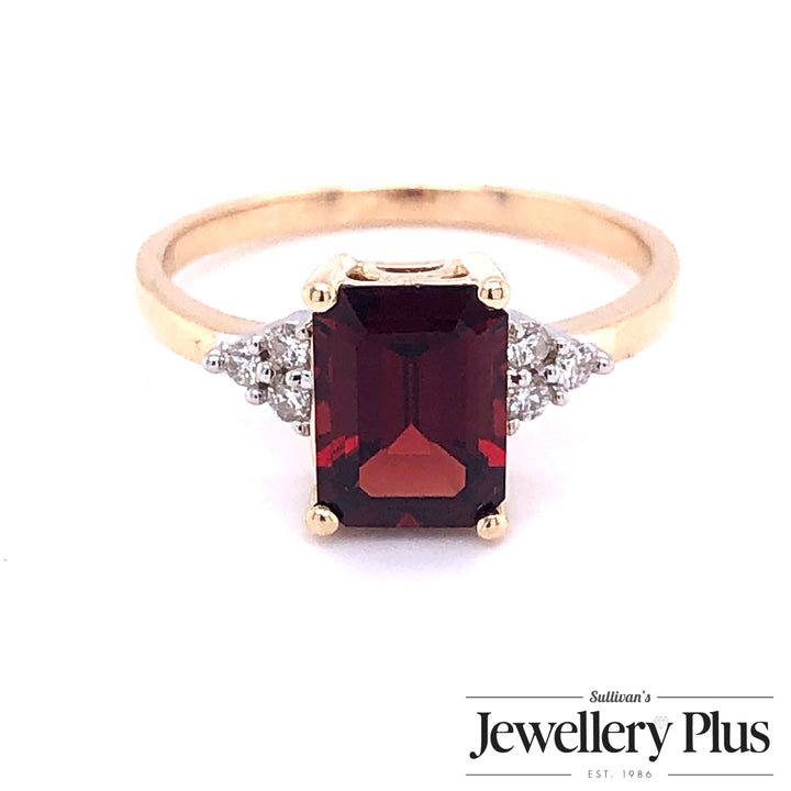 10K Yellow Gold Gemstone ring CTW.