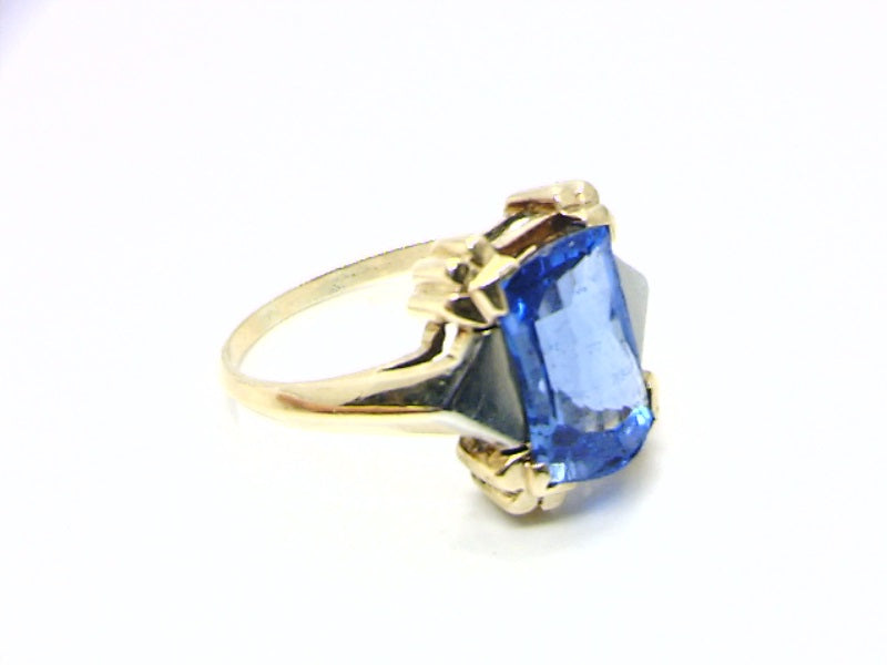 10K Yellow Gold Gemstone ring CTW.